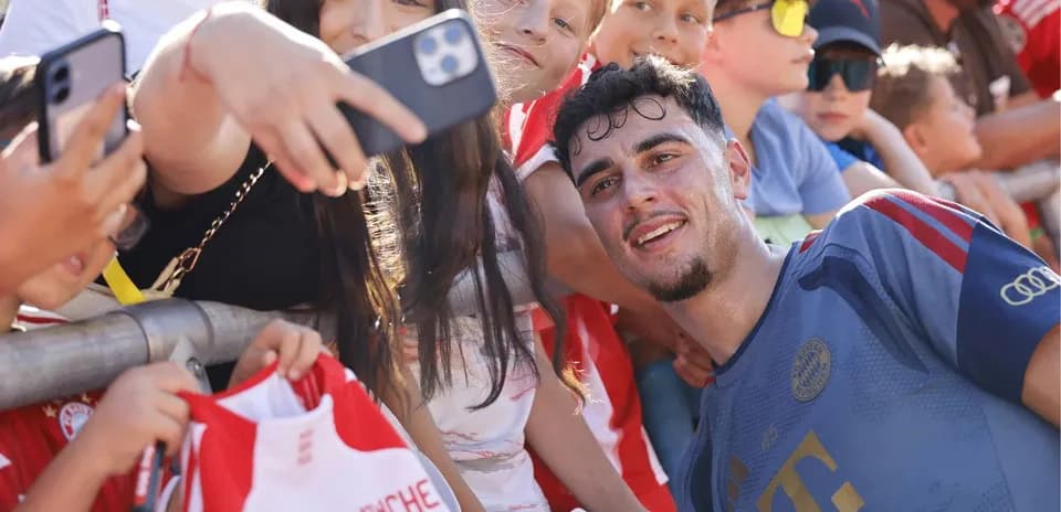 Joueur posant pour selfie avec des fans enfants