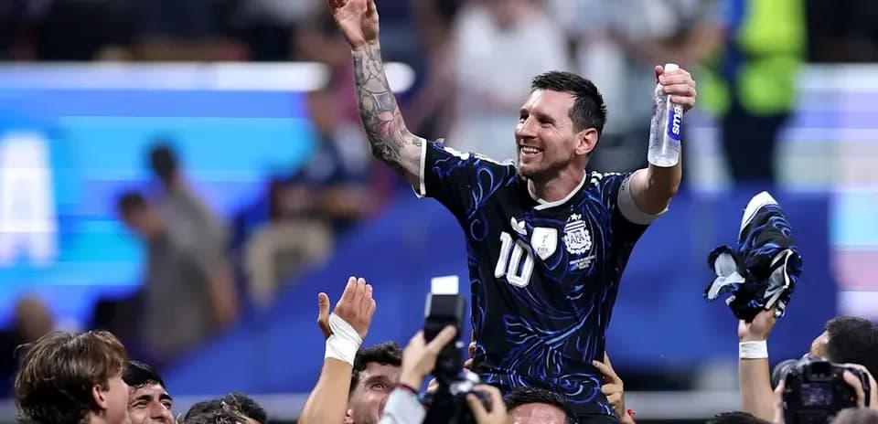 Lionel Messi célébrant avec ses coéquipiers après le match