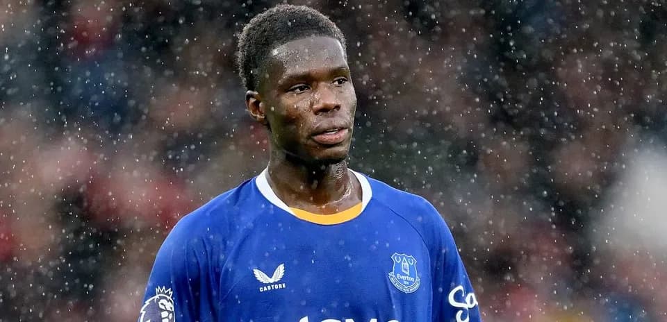 Joueur d'Everton sous la pluie pendant le match