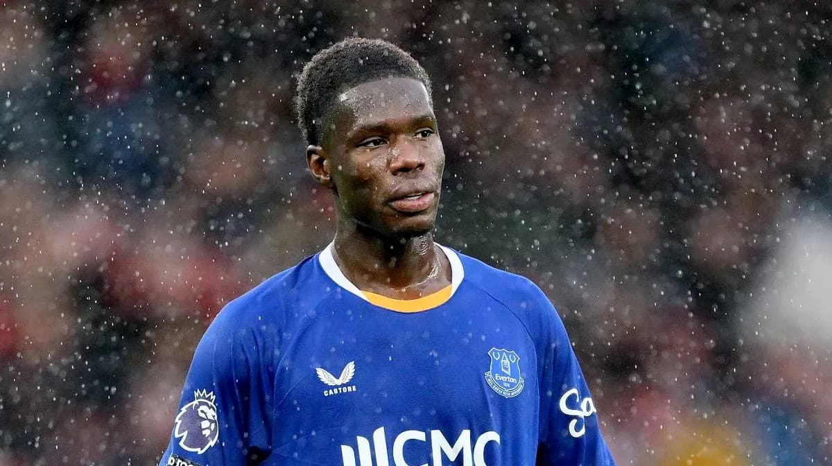 Joueur d'Everton sous la pluie pendant le match