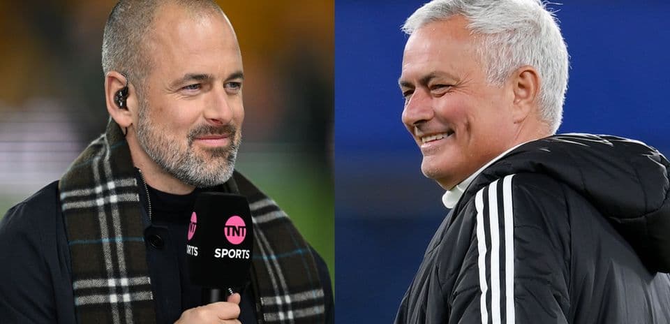 Deux hommes discutant avant un match de football
