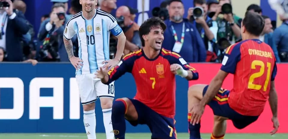 Lionel Messi et joueurs espagnols sur le terrain