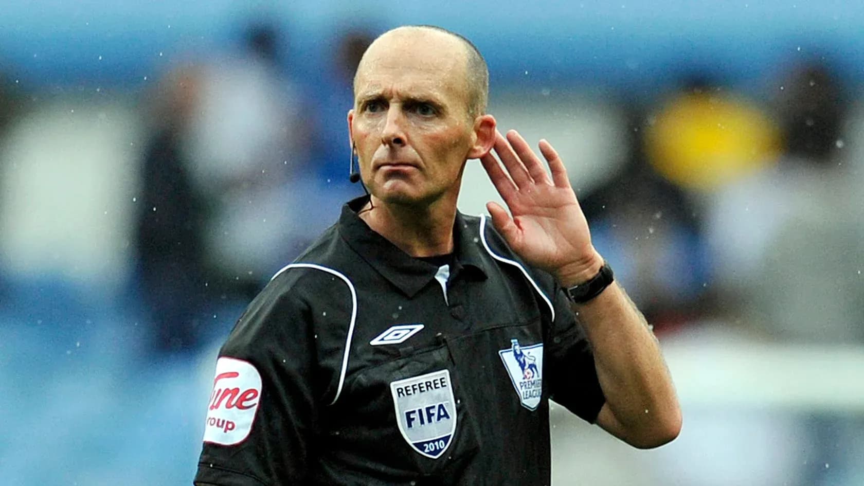 Arbitre écoutant pendant un match de football