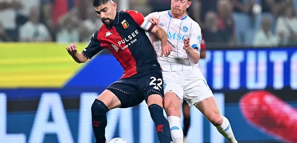 Joueur de Genoa dribblant un adversaire de Naples