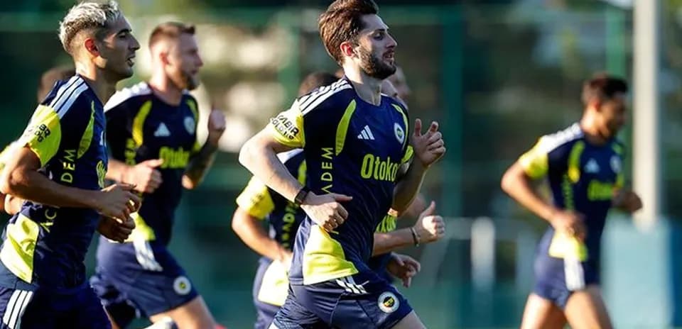 Joueurs de Fenerbahçe s'entraînant sur le terrain