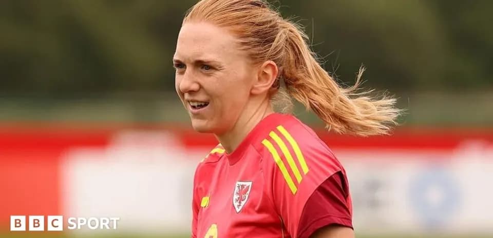 Joueuse en entraînement avec maillot rouge du Pays de Galles