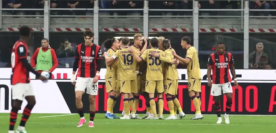 Joueurs de Bologne célèbrent un but contre AC Milan