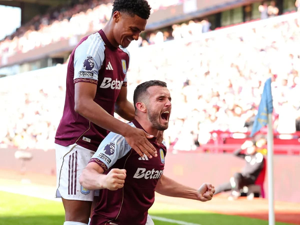 Joueurs d'Aston Villa célébrant un but
