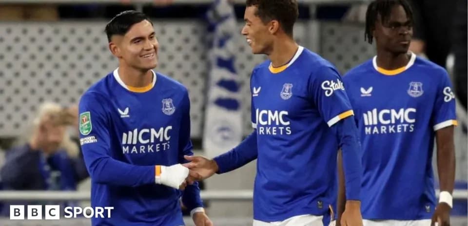 Joueurs d'Everton se félicitant sur le terrain