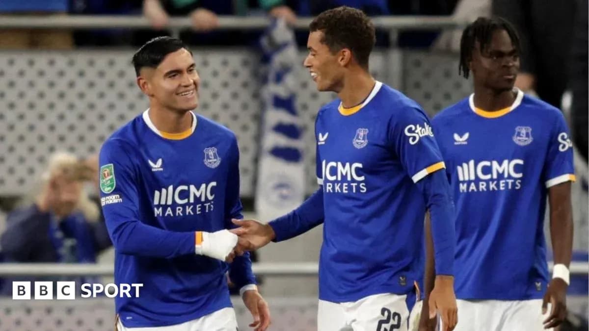 Joueurs d'Everton se félicitant sur le terrain