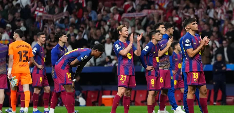 Joueurs du FC Barcelone applaudissant après le match