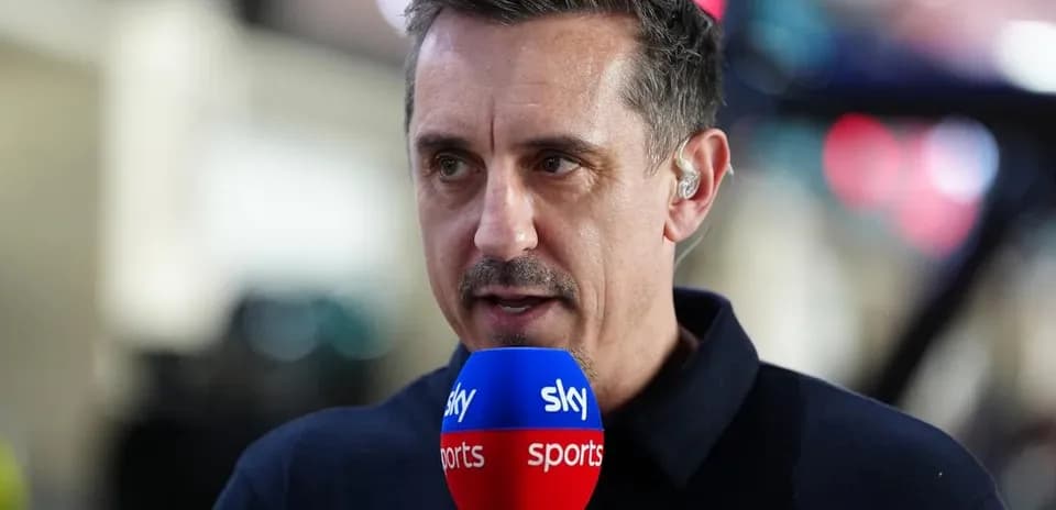 Commentateur parlant dans un microphone Sky Sports