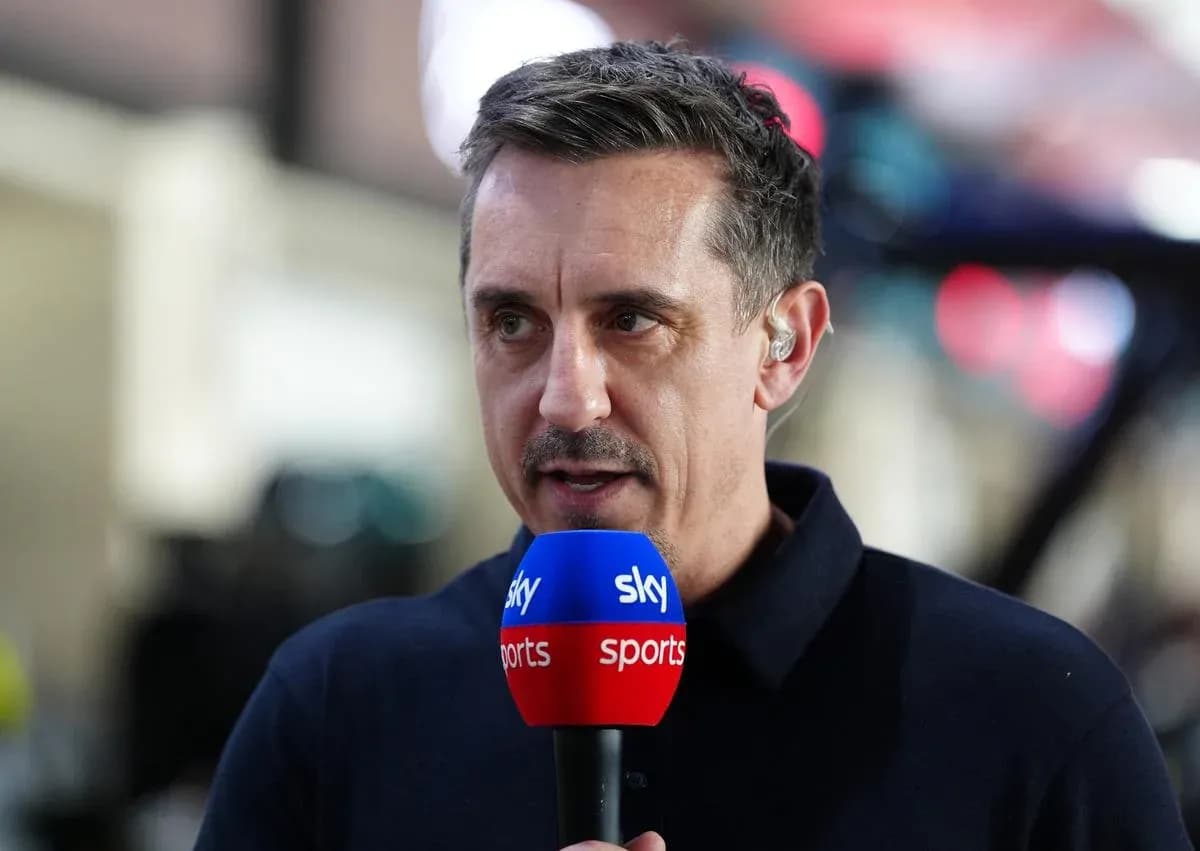 Commentateur parlant dans un microphone Sky Sports