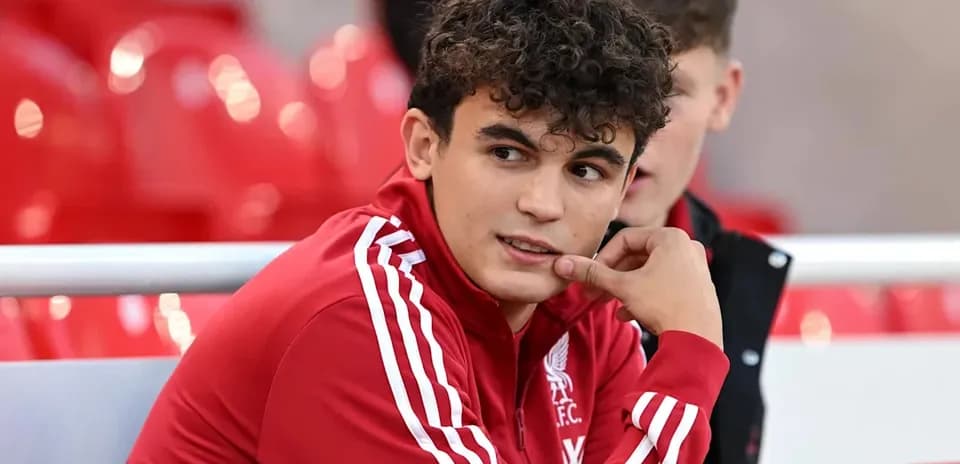 Jeune joueur de Liverpool FC sur le banc