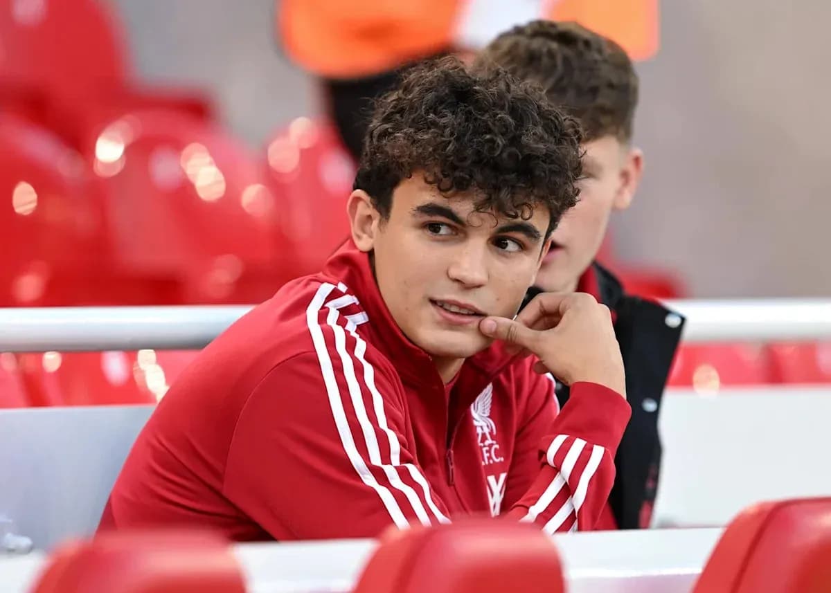 Jeune joueur de Liverpool FC sur le banc