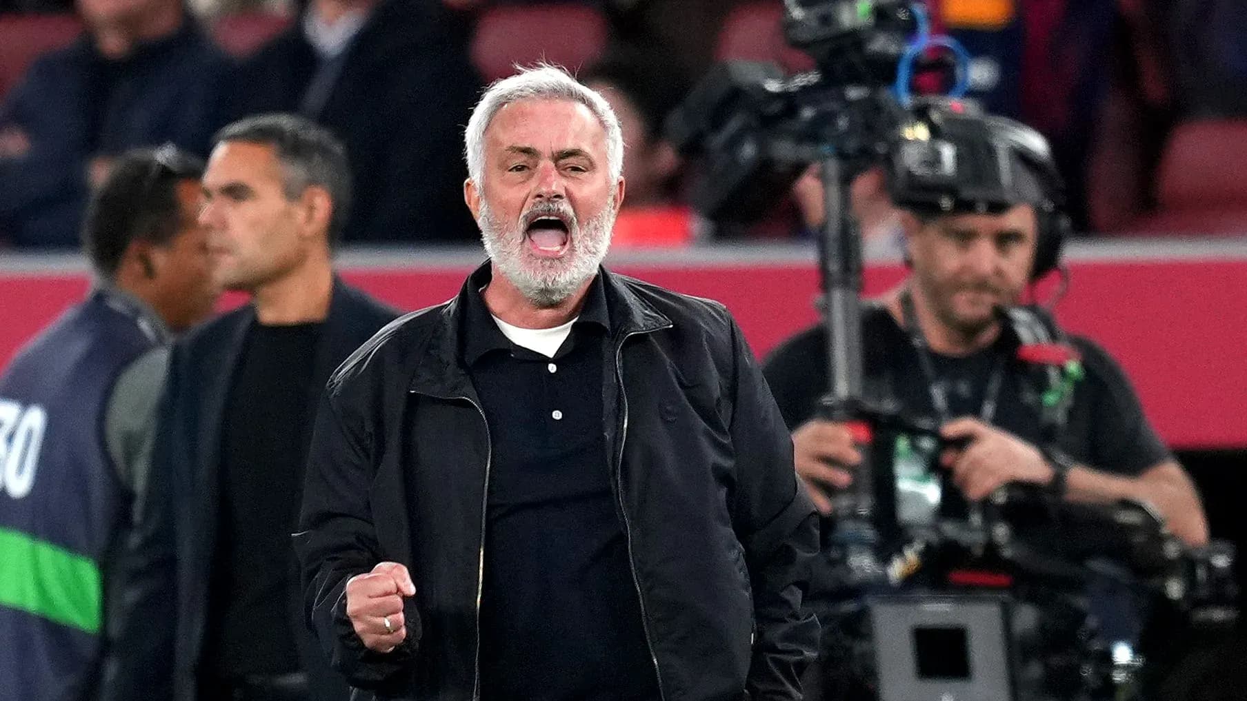 Entraîneur célébrant sur la touche pendant le match