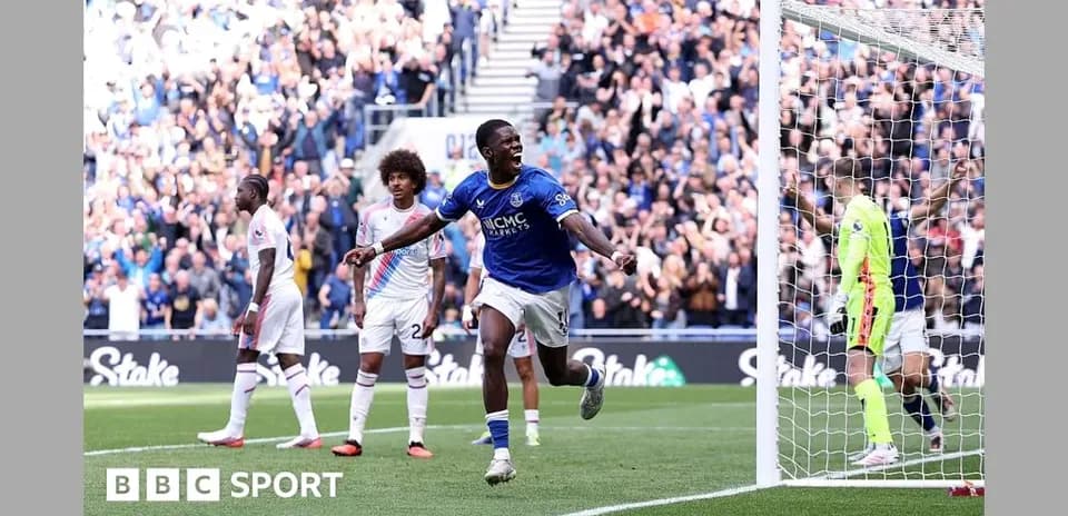 Joueur d'Everton célèbre un but devant le public
