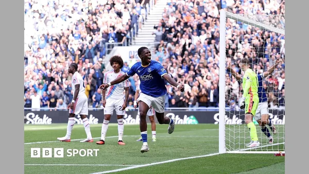 Joueur d'Everton célèbre un but devant le public