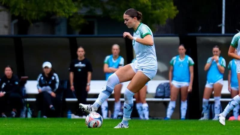 Joueuse frappant le ballon lors d'un entraînement