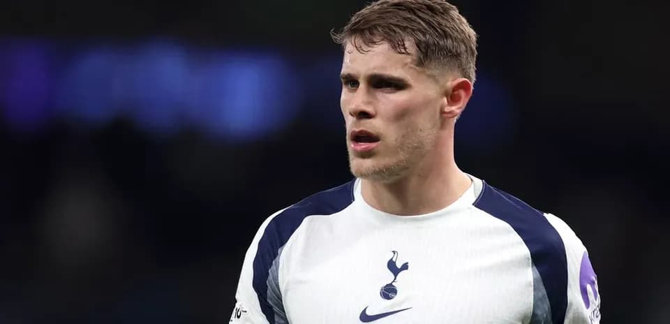 Joueur de Tottenham en tenue de match sur le terrain