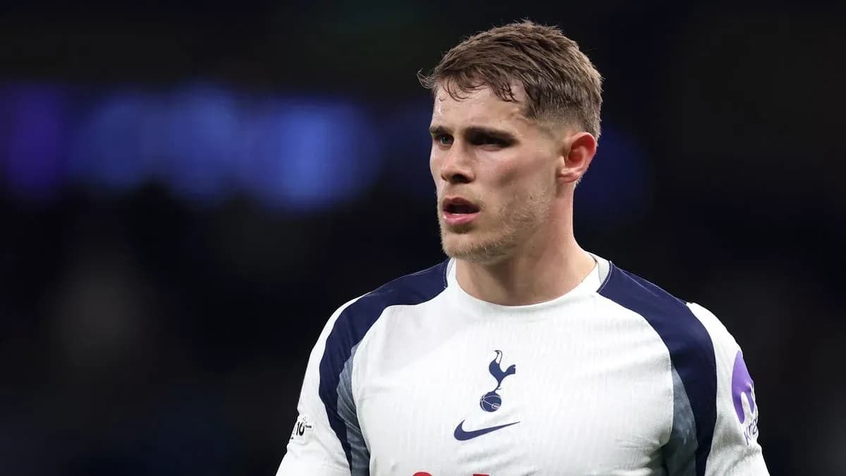 Joueur de Tottenham en tenue de match sur le terrain