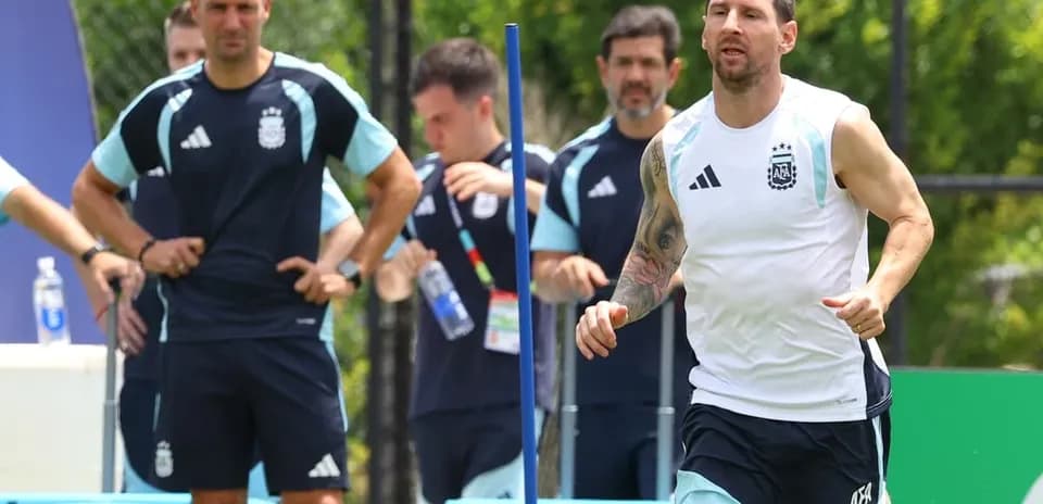 Lionel Messi jogging during Argentina's training session