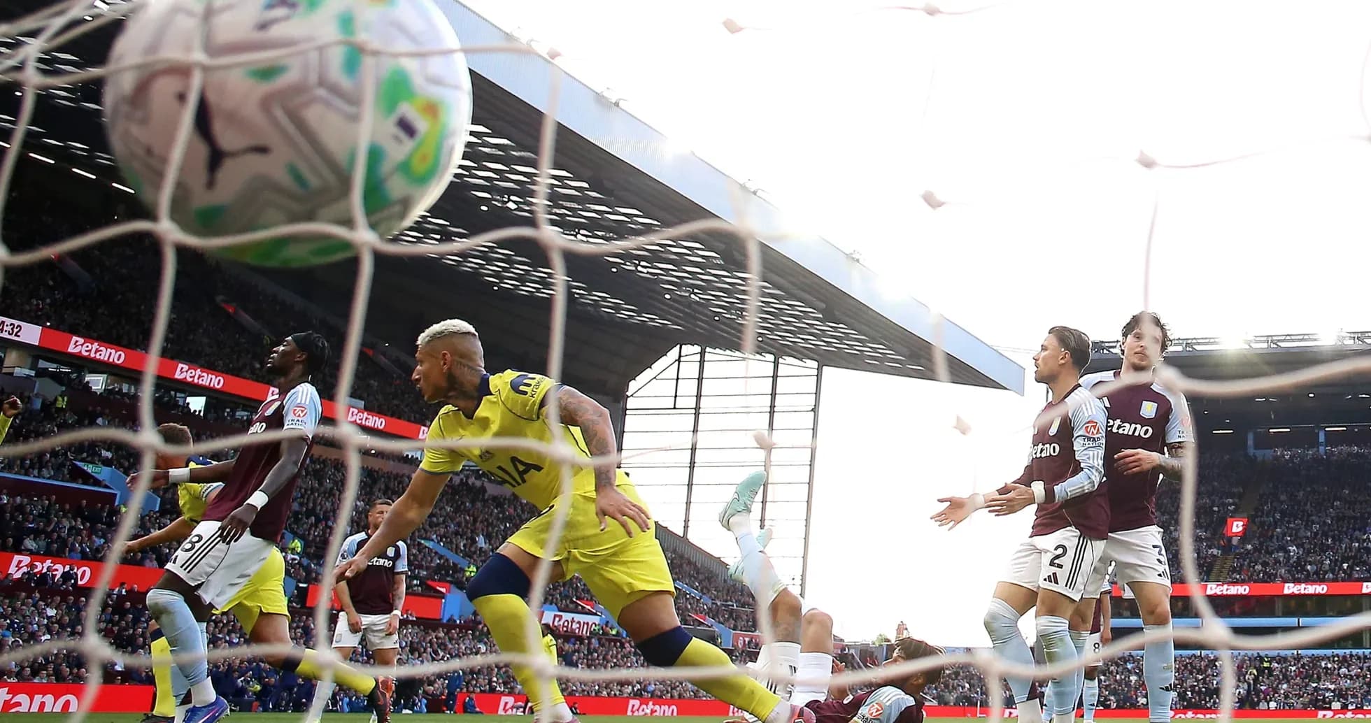 Action pendant le match Tottenham contre Aston Villa