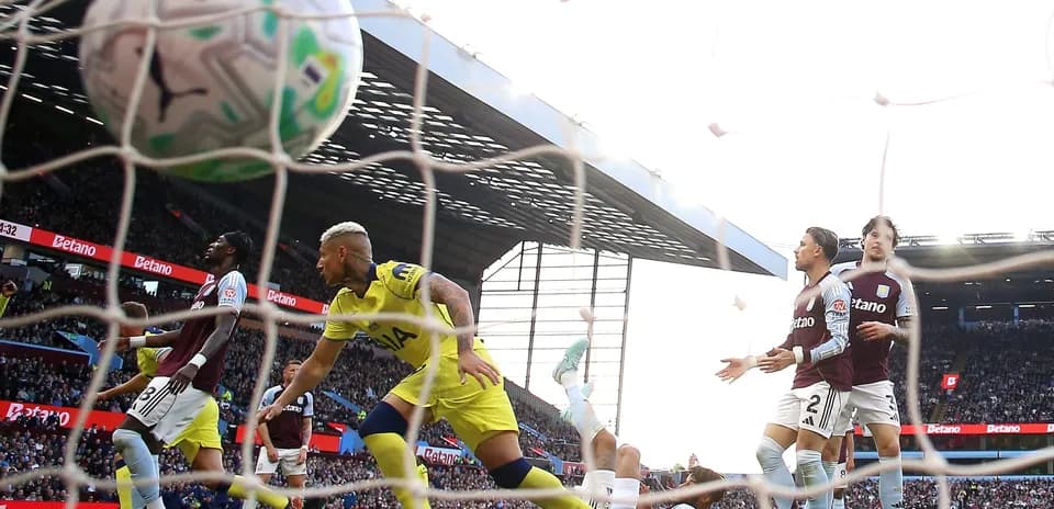 Action pendant le match Tottenham contre Aston Villa