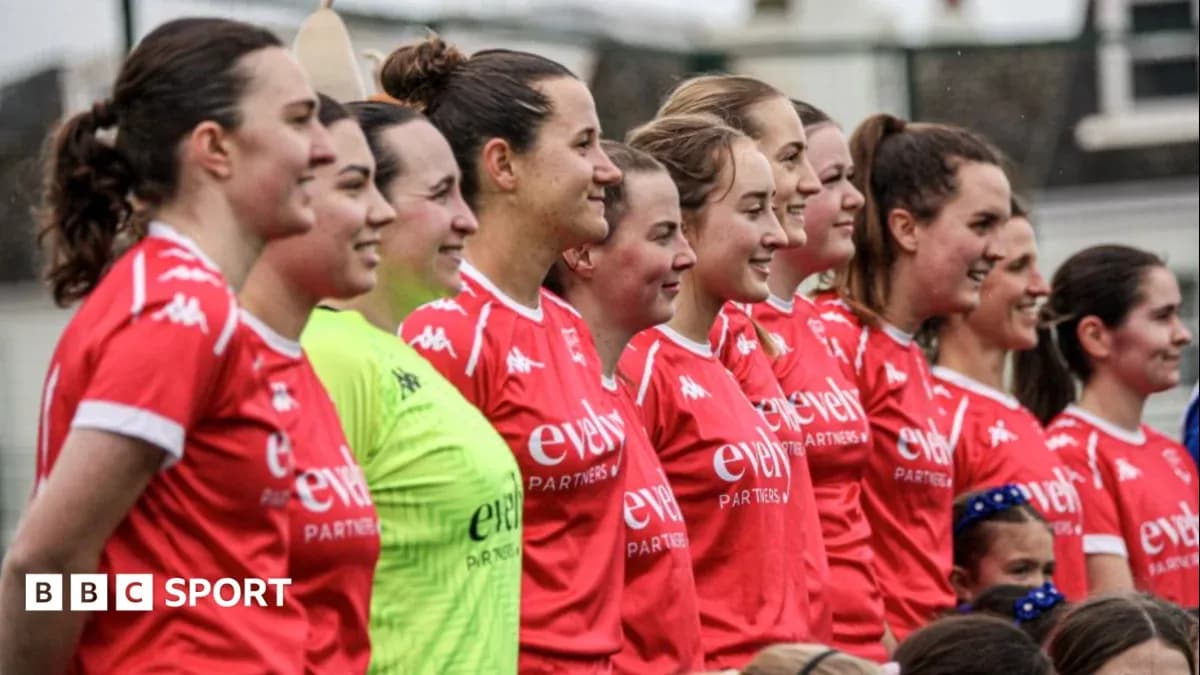 Équipe féminine en maillots rouges posant ensemble
