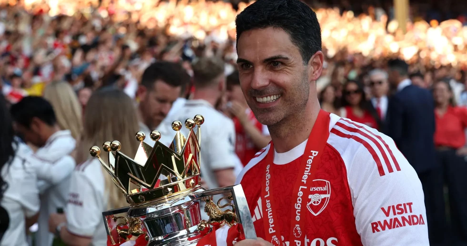 Entraîneur d'Arsenal célébrant le titre de Premier League