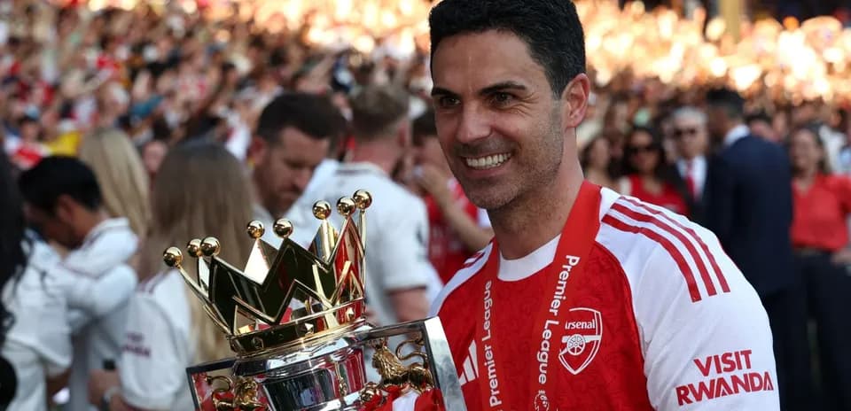 Entraîneur d'Arsenal célébrant le titre de Premier League