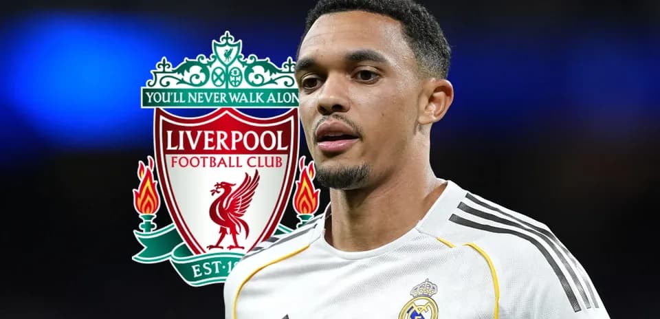 Joueur en maillot de football avec logos de Liverpool et Real Madrid