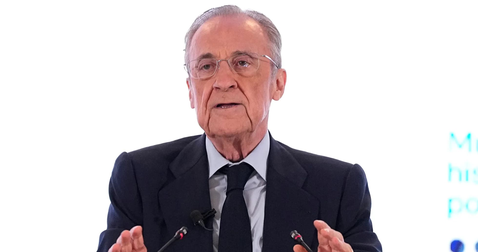 Homme parlant lors d'une conférence de presse