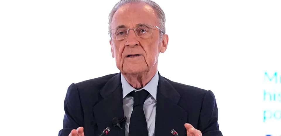 Homme parlant lors d'une conférence de presse