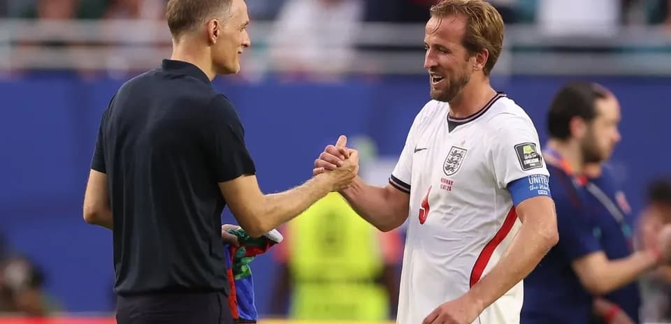 Entraîneur et joueur se serrant la main après le match