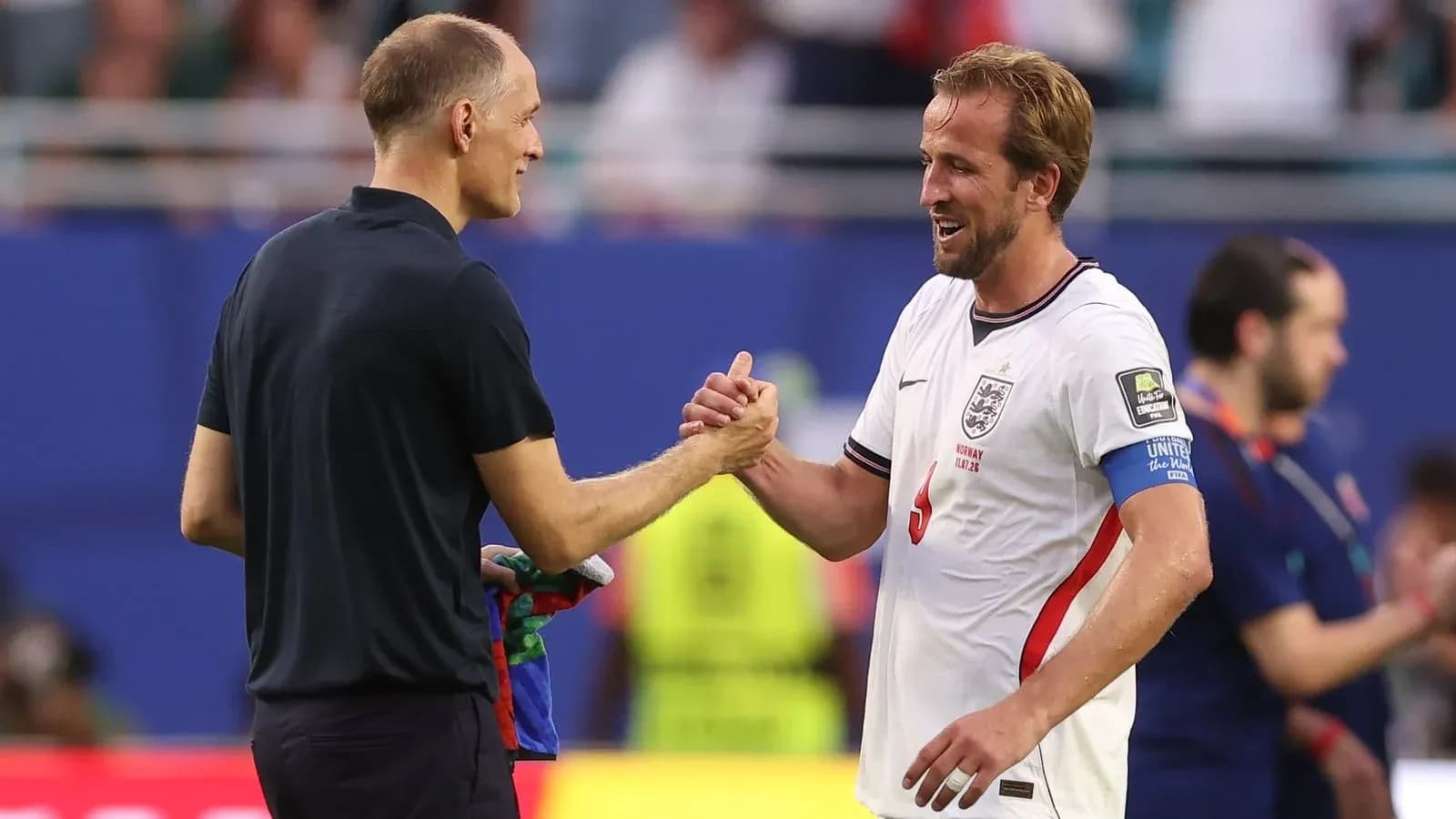 Entraîneur et joueur se serrant la main après le match