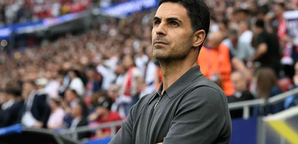 Entraîneur observant le match depuis la touche