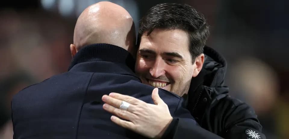 Deux entraîneurs s'embrassant après le match