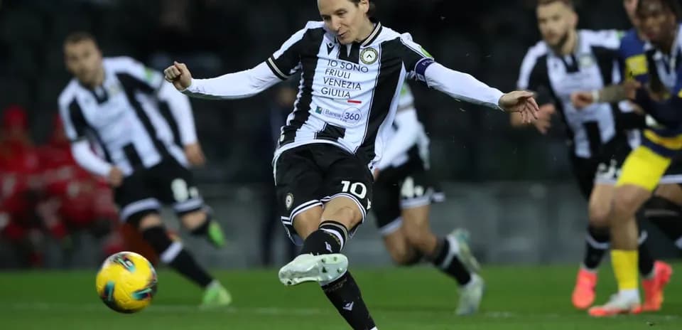 Joueur d'Udinese tirant un penalty