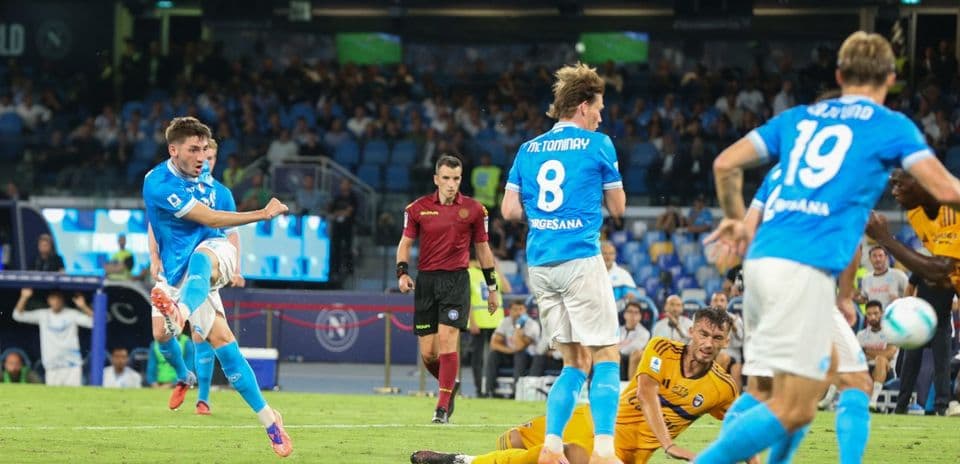 Joueur de Naples tirant au but contre Pise