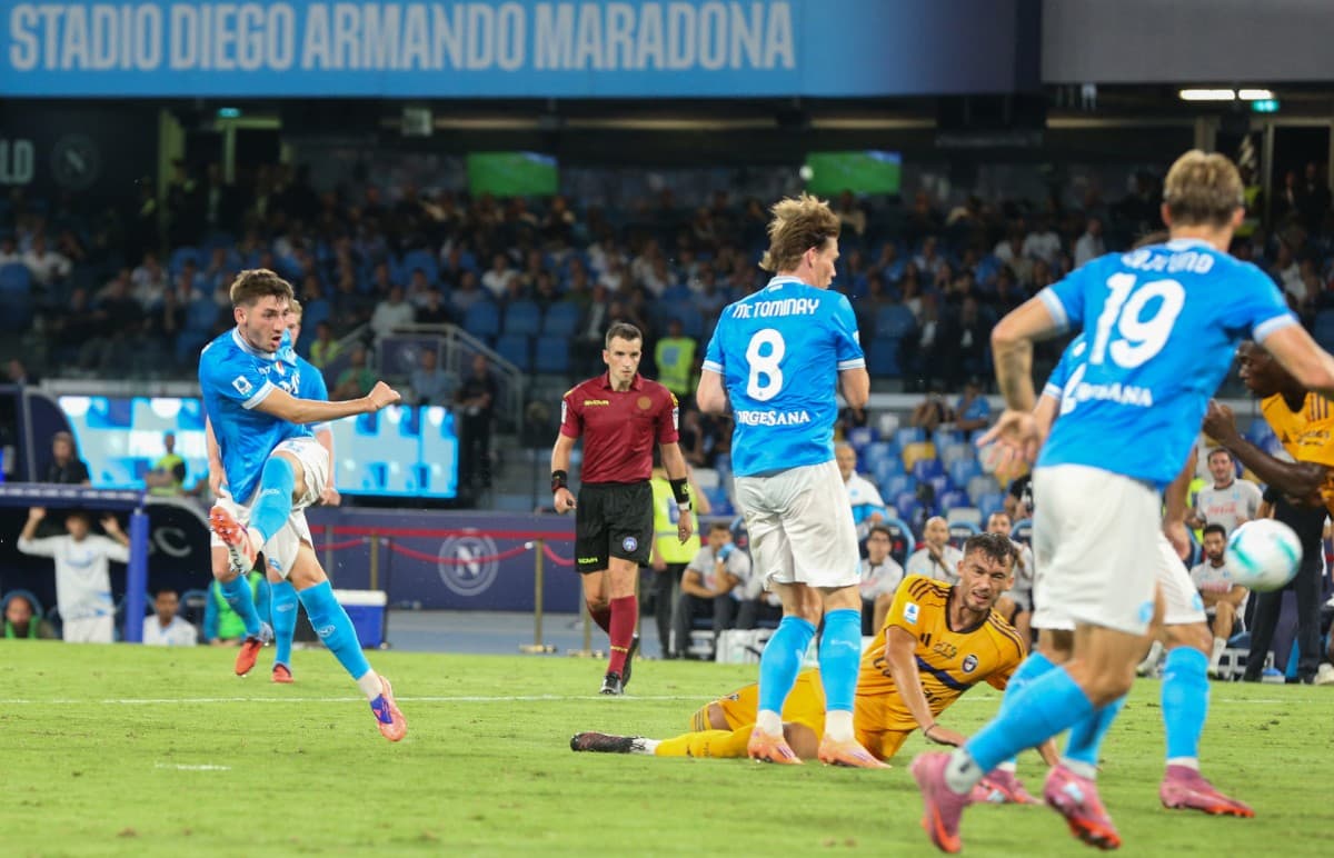 Joueur de Naples tirant au but contre Pise