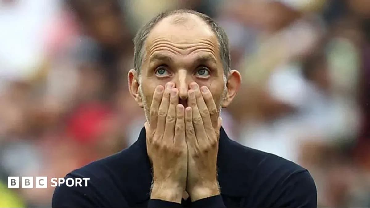 Entraîneur avec les mains sur le visage pendant le match