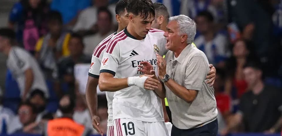 Entraîneur discutant avec joueur de l'équipe Real Madrid