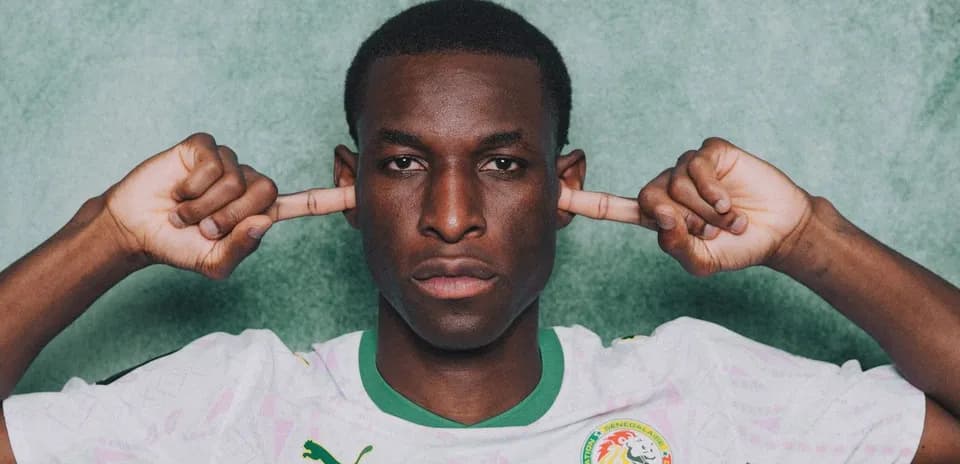 Joueur de football portant le maillot du Sénégal