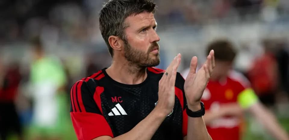 Entraîneur applaudissant après un match de football