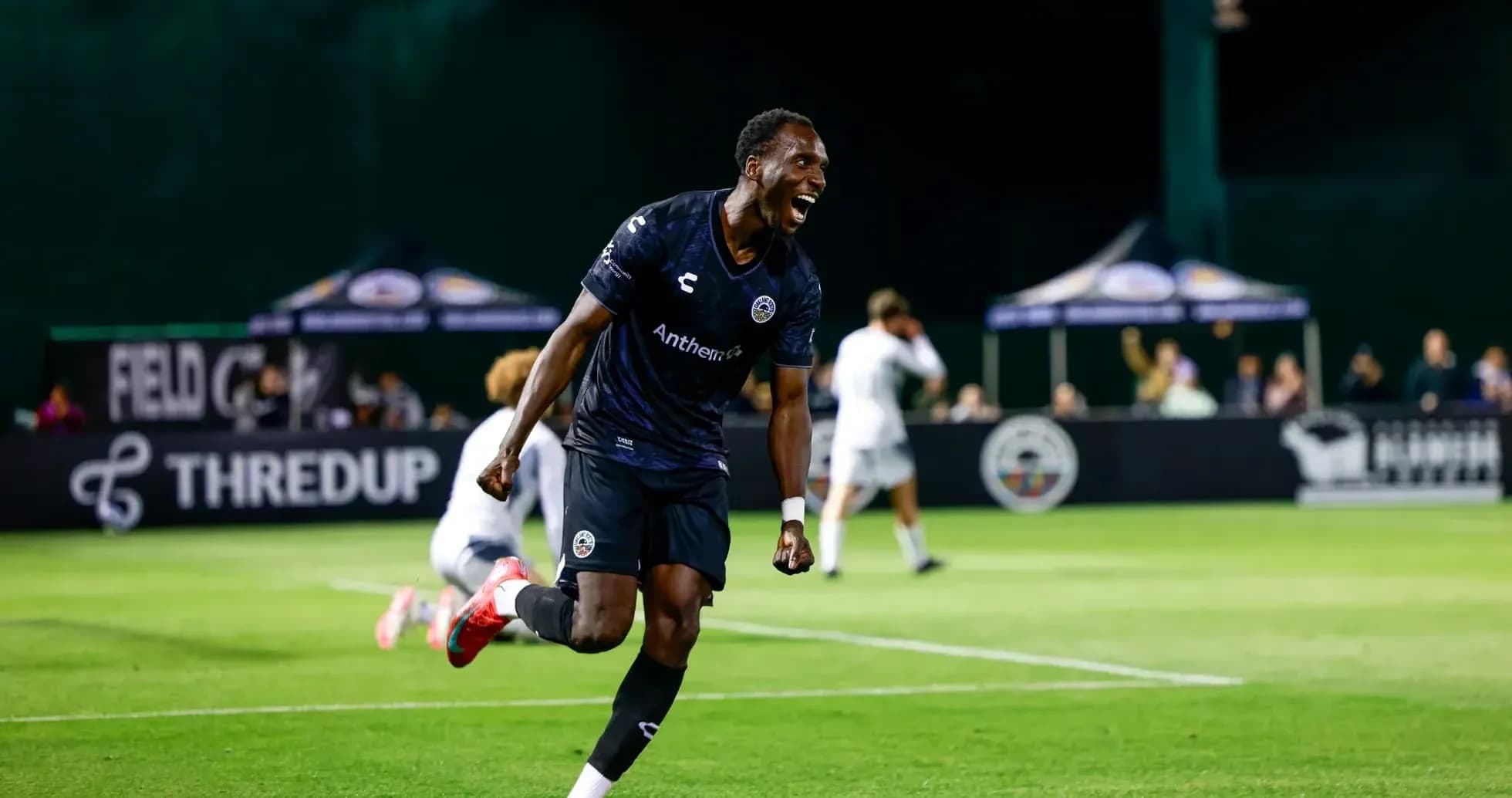 Joueur célébrant un but lors du match