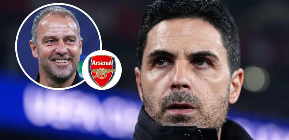 Mikel Arteta en conférence de presse avec logo Arsenal
