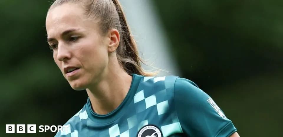 Gardienne de but en tenue d'entraînement sur le terrain