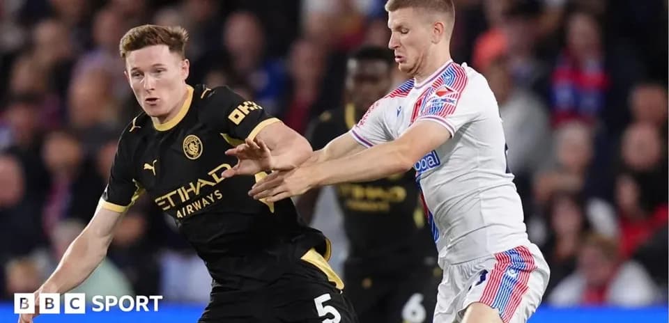 Joueur en noir dribblant sous pression d'un adversaire