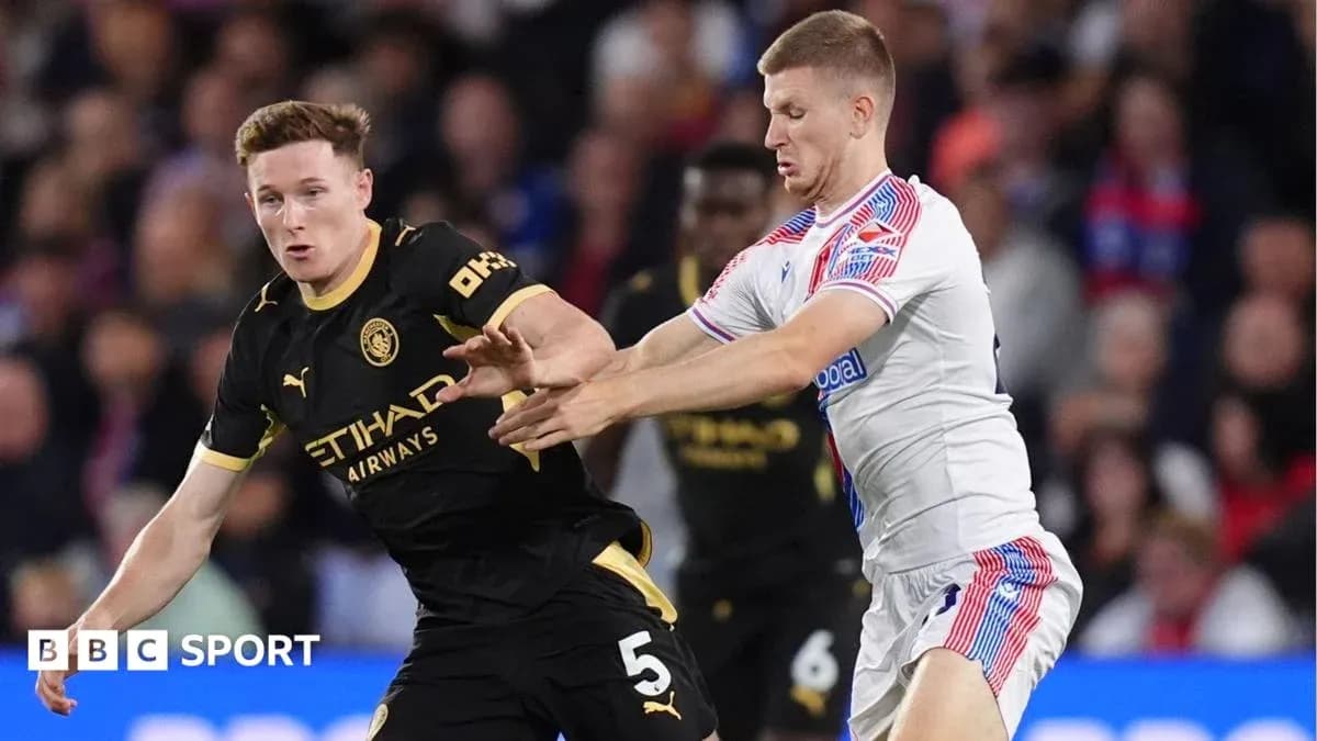 Joueur en noir dribblant sous pression d'un adversaire